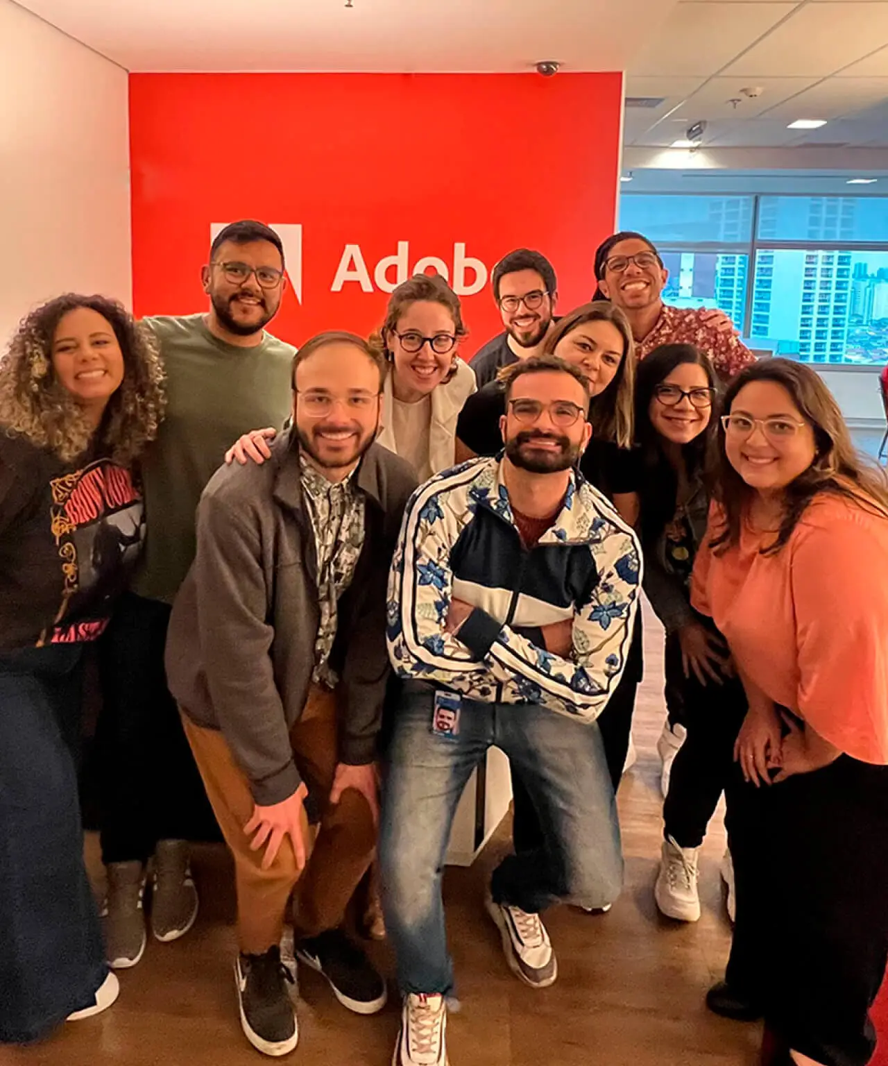 Imagem da equipe no escritório de um dos nossos clientes. Adobe.