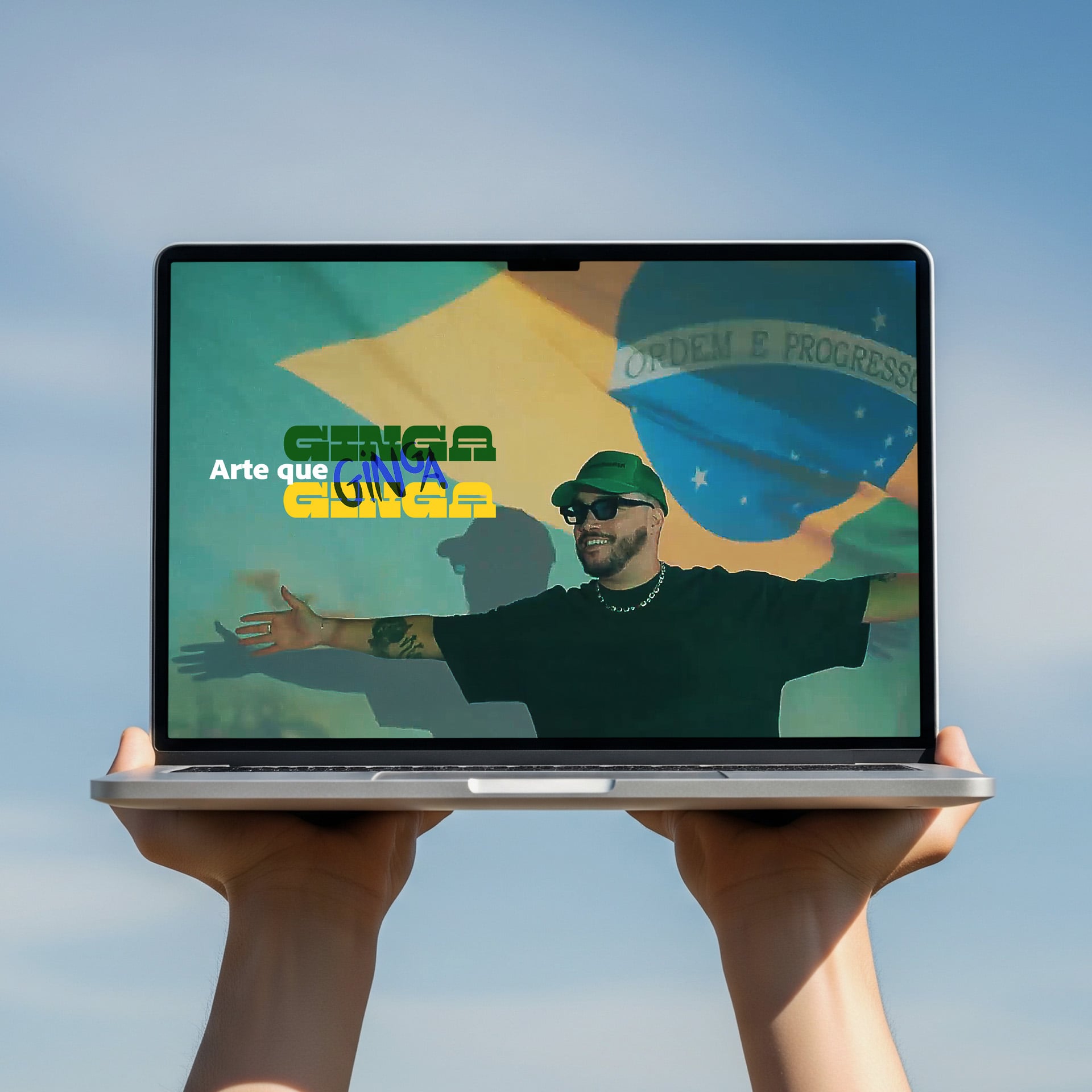 Manos sosteniendo un portátil que muestra la campaña 'Arte que Ginga'