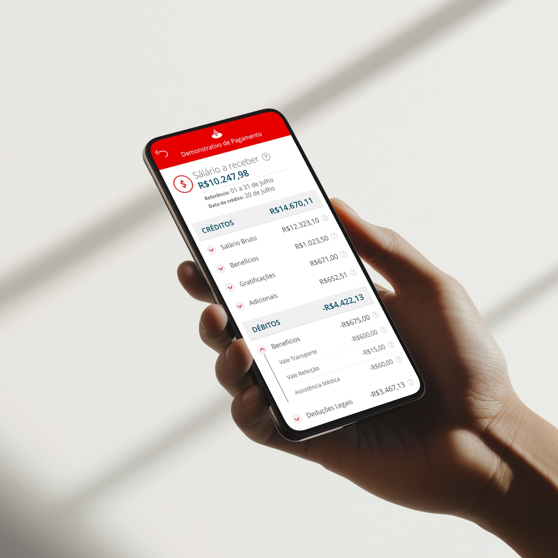 Mano sosteniendo un smartphone que muestra la nómina digital del Santander